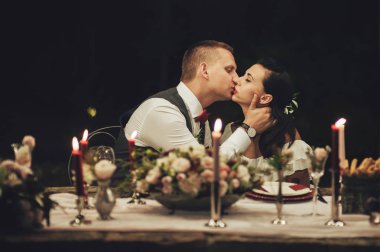 Düğün şenlikte öpüşme gelin damat 