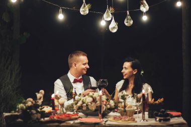 Gelin ve damat kadeh şarap düğün şenlikte tungur 