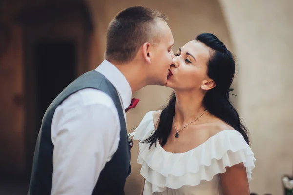 Noivo Noiva Ternamente Beijando Uns Aos Outros — Fotografia de Stock