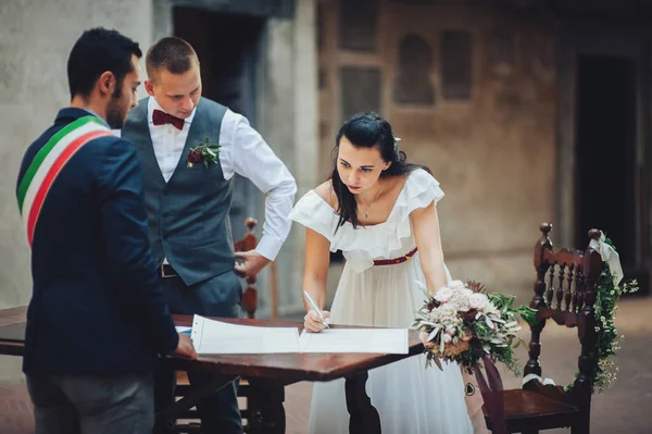 Bruden Underteckna Dokumentet Och Brudgummen Ser Lady — Stockfoto