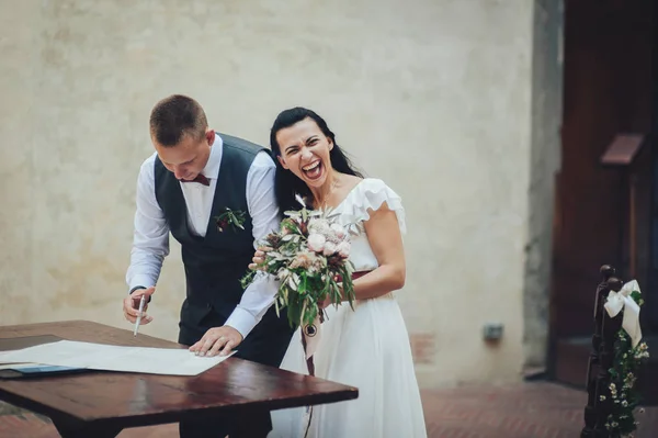 Bräutigam Signiert Dokument Und Lacht Strahlend Die Kamera — Stockfoto