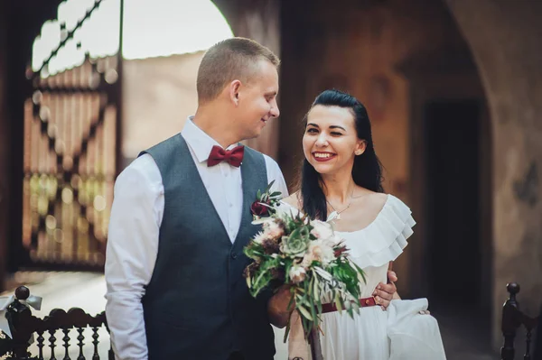 Brudgummen Ömt Kramar Leende Bruden — Stockfoto