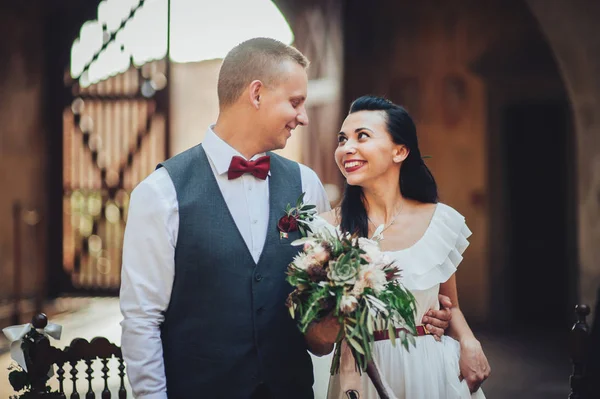 Groom Embrasser Tendrement Mariée Souriante — Photo