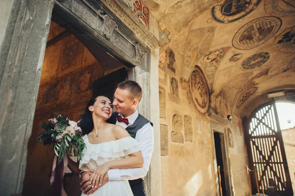 イタリアの古い壁の近くを抱いて笑顔のカップル — ストック写真