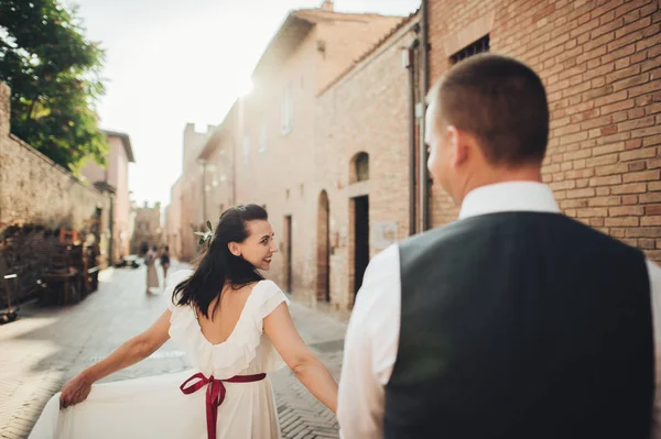 Casal Romântico Andando Nas Ruas Cidade Velha — Fotografia de Stock