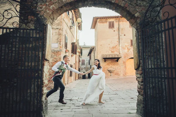 Recém Casados Casal Andando Nas Ruas Cidade Velha — Fotografia de Stock