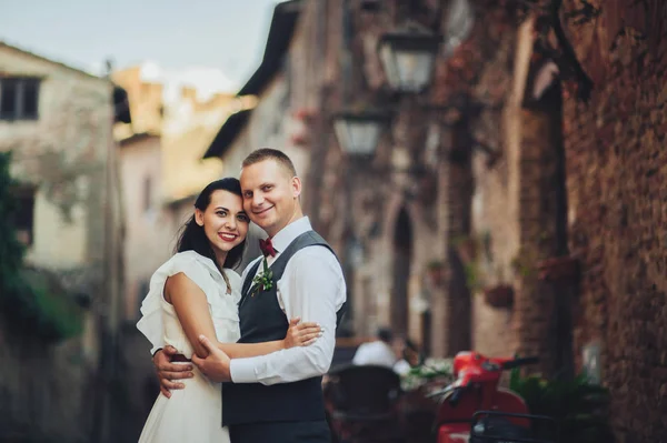 Casal Romântico Abraçando Nas Ruas Cidade Velha — Fotografia de Stock
