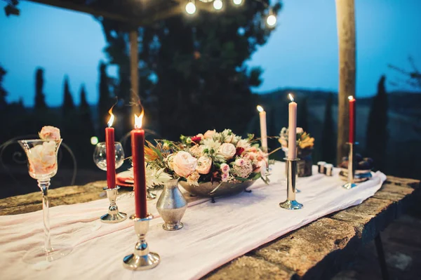 Fechar Vista Mesa Casamento Com Flores Velas — Fotografia de Stock