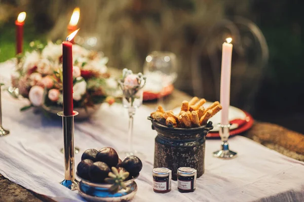 Fechar Vista Mesa Casamento Com Flores Velas — Fotografia de Stock