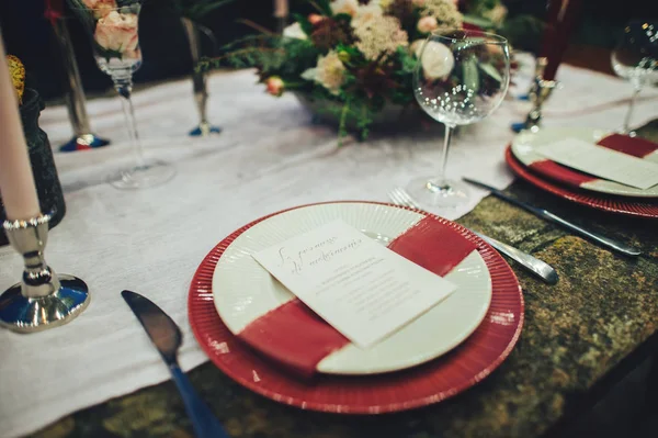 Vue Rapprochée Table Service Avec Couverts Rouges — Photo