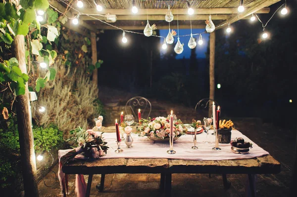 Mesa Casamento Livre Decorada Com Flores Luzes Velas Estilo Rústico — Fotografia de Stock