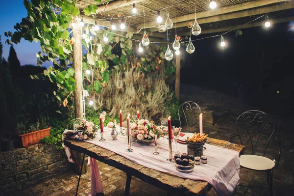 Mesa Casamento Livre Decorada Com Flores Luzes Velas Estilo Rústico — Fotografia de Stock