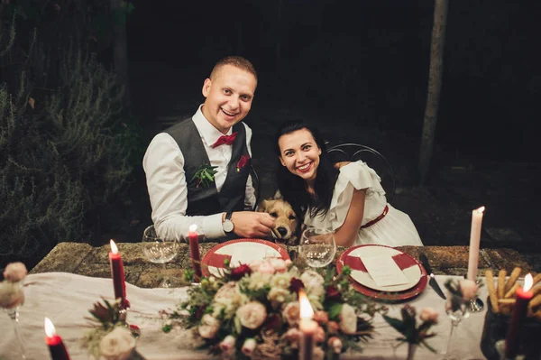 Жених Невеста Обнимают Лабрадора Свадебном Торжестве — стоковое фото