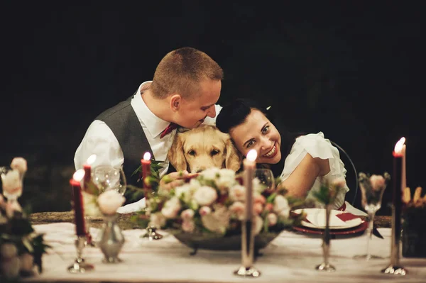 Braut Und Bräutigam Umarmen Labrador Hund Bei Hochzeitsfeier — Stockfoto