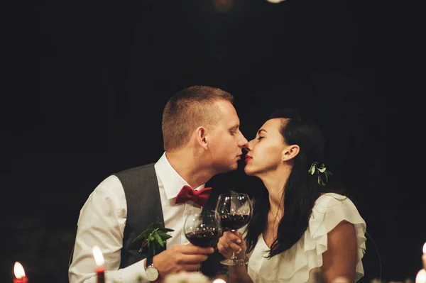 Braut Und Bräutigam Küssen Sich Mit Einem Glas Wein Der — Stockfoto