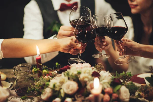 Ομάδα Ανθρώπων Τον Εορτασμό Του Γάμου Και Τσούγκριζαν Ποτήρια Κρασί — Φωτογραφία Αρχείου