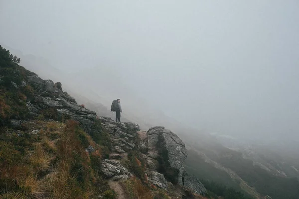 Homem Caminhando Dia Nebuloso Nas Montanhas — Fotografia de Stock