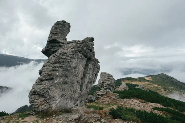 Étrange Rocher Dans Les Montagnes Par Temps Nuageux — Photo