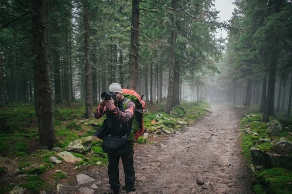Man Taking Photo Spruce Woods Background — Stock Photo, Image