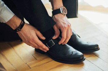 Ayakkabı üzerinde koyarak adam Görünümü Kapat