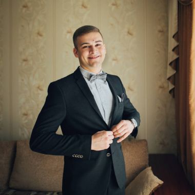 Hazırlama ve düğün töreni önce kamera poz gülümseyen damat