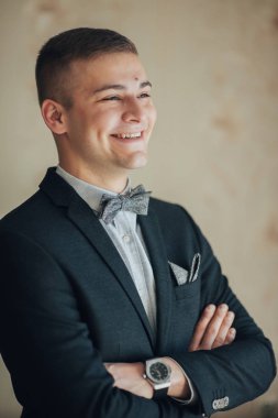 Gülümseyen Damat Düğün töreni önce kamera poz