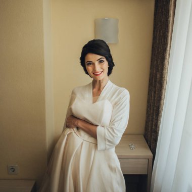  gelin düğün töreni için hazırlarken poz beyaz elbiseli