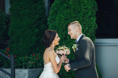 Buket tutan gülen ve damat ile gelin 