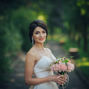 İhale gelin düğün buket ile poz