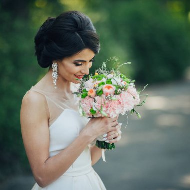 İhale gelin düğün buket ile poz