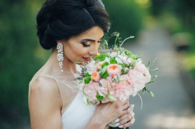 İhale gelin düğün buket ile poz