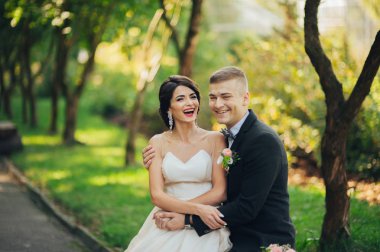 Yeni nikahlı çift yeşil park gülüyor