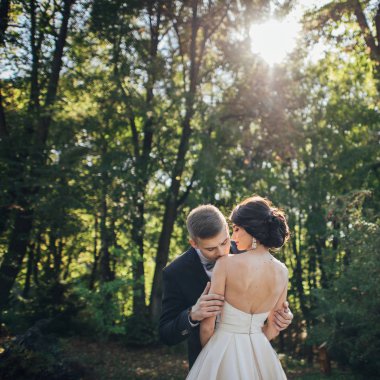 Damat gelinin omuz şefkatle öpüşme 