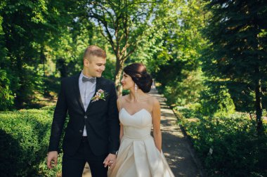 Yeşil Park'ta yürüyordunuz damat ile gelin