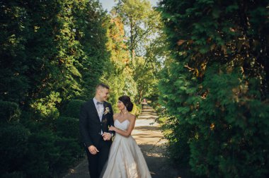 Yeşil Park'ta yürüyordunuz damat ile gelin