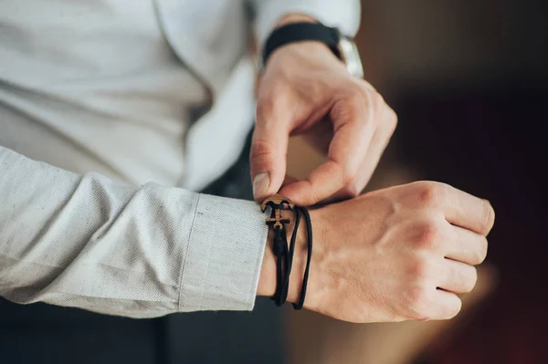 Novio Reajustando Pulsera Preparándose Antes Ceremonia Boda — Foto de Stock