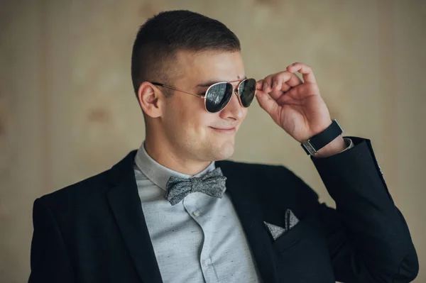 Bräutigam Mit Sonnenbrille Bereitet Sich Auf Trauung Vor — Stockfoto