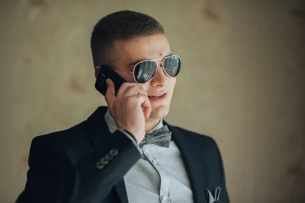 Joven Novio Gafas Sol Hablando Smartphone — Foto de Stock