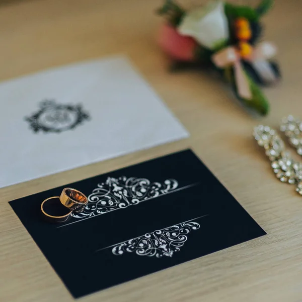 Vista Próxima Das Alianças Casamento Cartão Convite — Fotografia de Stock