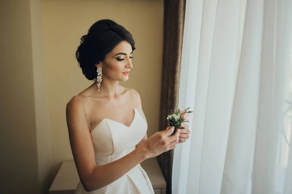 Sposa Che Tiene Poco Boutonniere Bianco Mano — Foto Stock