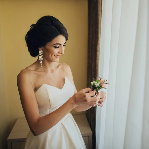 Sposa Che Tiene Poco Boutonniere Bianco Mano — Foto Stock