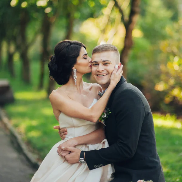 Jovem Noiva Beijando Noivo Testa Parque — Fotografia de Stock
