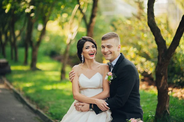 緑豊かな公園で笑っている新しく結婚カップル — ストック写真