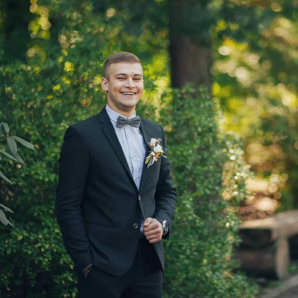 Junger Stilvoller Bräutigam Lacht Und Posiert Gegen Grüne Bäume Park — Stockfoto