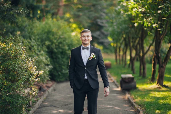 Young Stylish Groom Posing Green Trees Park — Stock Photo, Image