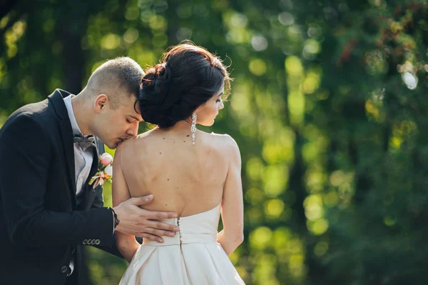 Bräutigam Küsst Zärtlich Schulter Der Braut — Stockfoto