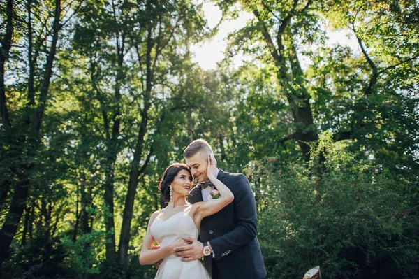 Nově Oběma Manželům Objímání Mezi Stromy Parku — Stock fotografie
