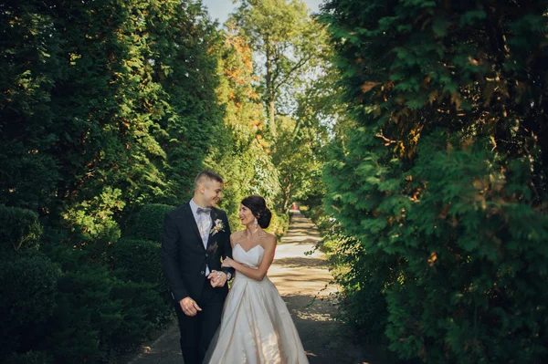 Yeşil Park'ta yürüyordunuz damat ile gelin