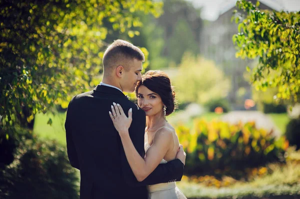 Yeni nikahlı çift sokakta park sarılma