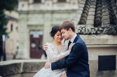 Gelinle damat çeşme Poseidon heykeli ile oturup...